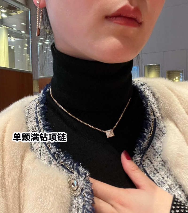H**me5 necklaces